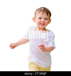 Bébé heureux s'enfuit de la femme d'une mère le long d'un chemin dans la nature, isolé sur fond blanc. Enfant âgé d'environ deux ans (un an onze mois) Banque D'Images