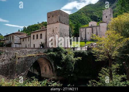 Vue de l'abbaye historique de Saint Victor dans la région des Marches, Italie Banque D'Images