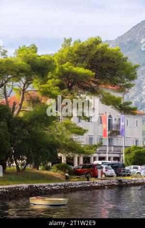 Kotor, Monténégro - 20 septembre 2023 : Construction de l'Institut de biologie marine à Dobrota Banque D'Images