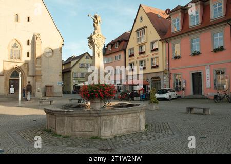 Vue de la place du marché de la ville allemande Weikersheim à la fontaine et restaurant Laurentius. Banque D'Images
