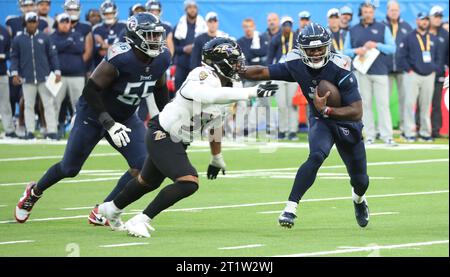 Londres, Royaume-Uni. 15 octobre 2023. Le quart arrière des Titans du Tennessee Malik Willis court avec le football lors de leur match contre les Ravens de Baltimore dans le match de la NFL International Series à White Hart Lane à Londres le dimanche 15 octobre 2023. Ravens a battu les Titans 24-16. Photo Hugo Philpott/UPI crédit : UPI/Alamy Live News Banque D'Images