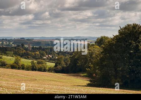 Vue sur le village de Chipping Camden et l'église St James. Sur le sentier du Cotswold Way. Banque D'Images