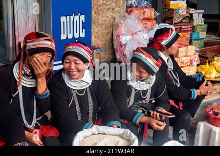 Les femmes de l'ethnie Tay vendent du riz sur le marché de Dong Van, Ha Giang, Vietnam Banque D'Images