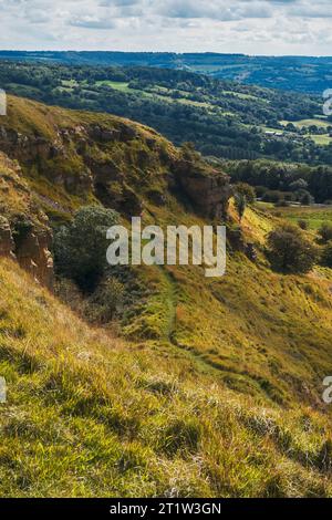 Castle Rock et les pentes de Cleeve Hill sur la route de la Cotswold Way dans le Gloucestershire. Banque D'Images