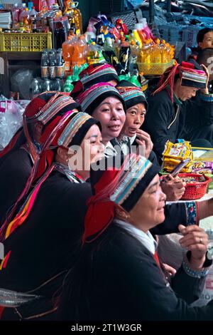 Les femmes de l'ethnie Tay vendent du riz sur le marché de Dong Van, Ha Giang, Vietnam Banque D'Images