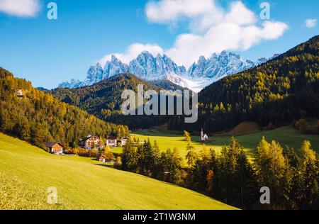 Journée ensoleillée dans le village de Ssnta Magdalena. Scène pittoresque et magnifique. Emplacement célèbre place Funes Valley, Odle Group, Dolomiti Alpes. Province de Bolza Banque D'Images