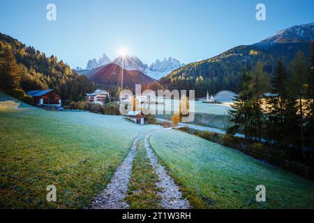 Journée ensoleillée dans le village de Ssnta Magdalena. Scène pittoresque et magnifique. Emplacement célèbre place Funes Valley, Odle Group, Dolomiti Alpes. Province de Bolza Banque D'Images