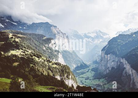 Cadre pittoresque près de la station Wengen. Scène superbe et magnifique. Célèbre attraction touristique. Emplacement place Swiss alp, vallée de Lauterbrunnen, Berne Banque D'Images