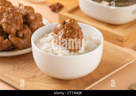 Boule de porc braisée en sauce brune avec riz, boulettes de viande Lion's Head Banque D'Images