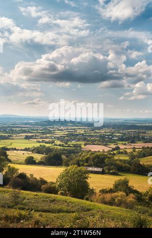 Scène de terres agricoles, de villages et de collines choisies, avec les collines de Malvern au loin, vu de la Cotswold Way, Gloucestershire Banque D'Images