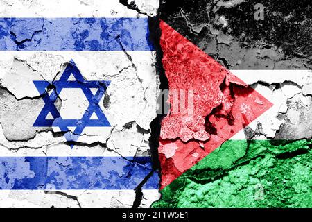 FOTOMONTAGE, Fahnen von Israel und Palästina mit Riss, Nahost-Konflikt *** PHOTOMONTAGE, drapeaux d'Israël et de Palestine avec déchirure, conflit au Moyen-Orient crédit : Imago/Alamy Live News Banque D'Images