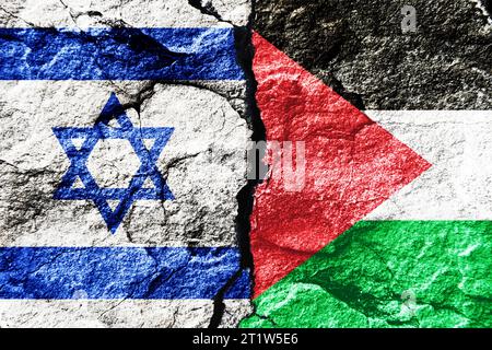 FOTOMONTAGE, Fahnen von Israel und Palästina mit Riss, Nahost-Konflikt *** PHOTOMONTAGE, drapeaux d'Israël et de Palestine avec déchirure, conflit au Moyen-Orient crédit : Imago/Alamy Live News Banque D'Images