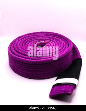 Une ceinture roulée de jiu jitsu brésilien classant violet avec quatre bandes Banque D'Images