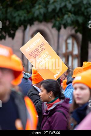 Manchester, Royaume-Uni, 3 octobre 2023. Les médecins et consultants juniors organisent une grève de 3 jours à Manchester pendant la conférence conservatrice du parti. ©Rachel Pars Banque D'Images