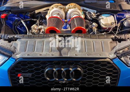 uzhgorod, ukraine - 31 octobre 2021 : gros plan d'un moteur biturbo sous le capot de l'audi quattro rs6 Banque D'Images