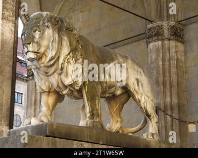 Les statues des lions devant le Feldherrnhalle, Hall du Field Marshall à Munich, en Allemagne Banque D'Images