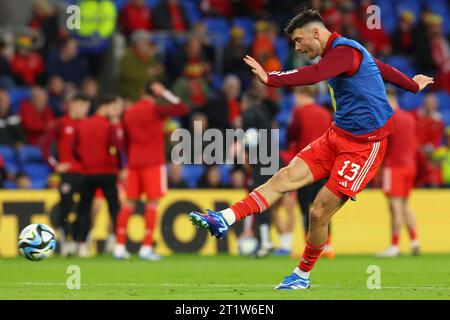 Cardiff, Royaume-Uni. 14 octobre 2023. Kieffer Moore (13 pays de Galles) se réchauffe lors du match de qualification de l'UEFA Euro 2024 entre le pays de Galles et la Croatie au Cardiff City Stadium de Cardiff, pays de Galles. (James Whitehead/SPP) crédit : SPP Sport Press photo. /Alamy Live News Banque D'Images