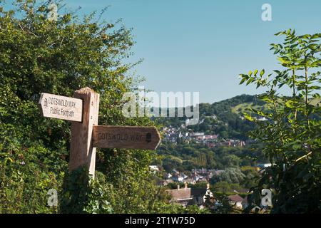 Panneau indiquant les marcheurs le long de la Cotswold Way, Gloucestershire Banque D'Images