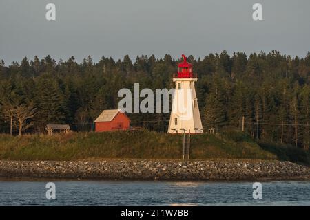 Phare de Mulholland point sur l'île Campobello, Nouveau-Brunswick, Canada au coucher du soleil, tourné depuis le port de Lubec, Maine. Banque D'Images