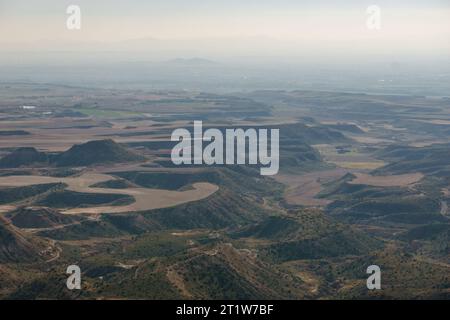 Vue sur le Bardena Negra ou le paysage de désert noir de Bardenas Reales avec végétation, Navarre, Espagne Banque D'Images