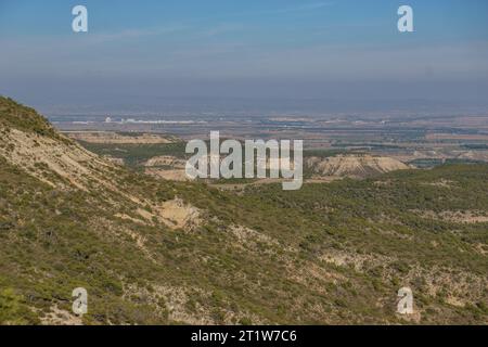 Vue sur le Bardena Negra ou le paysage de désert noir de Bardenas Reales avec végétation, Navarre, Espagne Banque D'Images