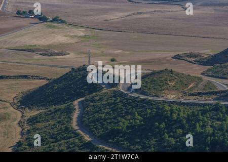 Vue sur le Bardena Negra ou le paysage de désert noir de Bardenas Reales avec végétation, Navarre, Espagne Banque D'Images