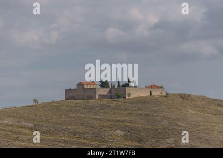 Cimetière au sommet d'une colline à Hoces del Duraton, Sepulveda, Ségovie, Espagne, Banque D'Images