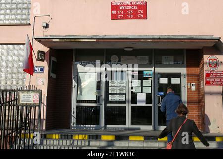 Cracovie, Pologne. 15 octobre 2023. Les gens entrent dans la commission électorale de district pour voter à Cracovie lors des élections législatives de 2023 en Pologne. Crédit : SOPA Images Limited/Alamy Live News Banque D'Images