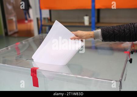 Cracovie, Pologne. 15 octobre 2023. Une personne vue votant à la commission électorale de Cracovie lors des élections législatives de 2023 en Pologne. Crédit : SOPA Images Limited/Alamy Live News Banque D'Images