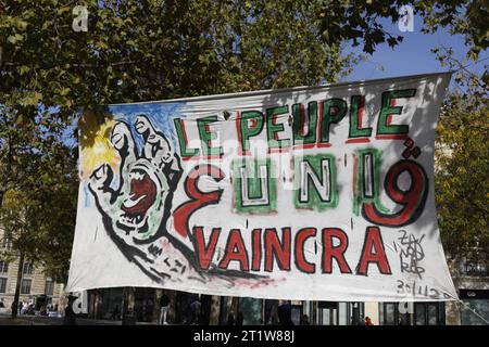 Paris, France. 15 octobre 2023. Rassemblement de la diaspora algérienne contre le système politico-militaire algérien avec déploiement de banderoles le 15 octobre 2023 sur la place de la République à Paris. Crédit : Bernard Menigault/Alamy Live News. Banque D'Images