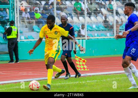 BÉNIN, NIGERIA - OCTOBRE 7 : Junior Christopher de l'assurance et Olawale Mutiu du 3sc défenseur lors du match de la Nigeria football League entre Bende Banque D'Images