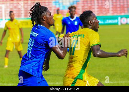 BÉNIN, NIGERIA - OCTOBRE 7 : Akpan Joshua de l'assurance et Anyanwu dimanche de 3sc lors du match de la Nigeria football League entre Bendel Insurance an Banque D'Images