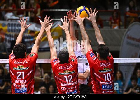 Jesi, Italie. 15 octobre 2023. Spike de Rok Mozic. Lors de la finale 1e/2e place - Cucine Lube Civitanova vs Rana Verona, Test Match de volleyball à Jesi, Italie, octobre 15 2023 crédit : Agence photo indépendante/Alamy Live News Banque D'Images