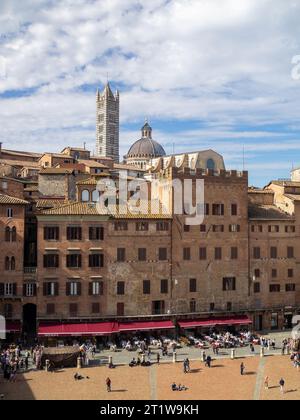 Vue sur le clocher du Duomo de Sienne sur les bâtiments de il Campo Banque D'Images