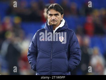 Cardiff, Royaume-Uni. 15 octobre 2023. L'entraîneur croate Zlatko Dalic regarde son équipe s'échauffer avant le match de qualification pour le Championnat d'Europe de l'UEFA au Cardiff City Stadium, à Cardiff. Le crédit photo doit se lire comme suit : Darren Staples/Sportimage crédit : Sportimage Ltd/Alamy Live News Banque D'Images