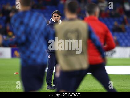 Cardiff, Royaume-Uni. 15 octobre 2023. L'entraîneur croate Zlatko Dalic regarde son équipe s'échauffer avant le match de qualification pour le Championnat d'Europe de l'UEFA au Cardiff City Stadium, à Cardiff. Le crédit photo doit se lire comme suit : Darren Staples/Sportimage crédit : Sportimage Ltd/Alamy Live News Banque D'Images