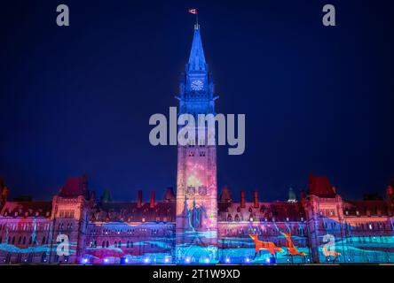 Parlement du Canada illuminé pendant le spectacle son et lumière Northern Lights Banque D'Images