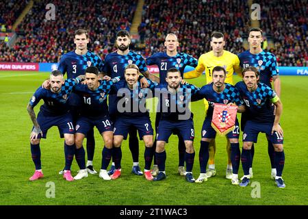 (De gauche à droite, de l'arrière à l'avant) Borna Barisic, Josko Gvardiol, Domagoj Vida, gardien Dominik Livakovic, Petar Musa, Marcelo Brozovic, Josip Brekalo, Lovro Majer, Mateo Kovacic, Josip Juranovic et Luka Modric avant le match de qualification du Groupe D de l'UEFA Euro 2024 au Cardiff City Stadium, pays de Galles. Date de la photo : dimanche 15 octobre 2023. Banque D'Images