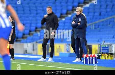 Brighton UK 15 octobre 2023 - Robert Vilahamn, entraîneur de Tottenham aux côtés de Melissa Phillipspendant le match de football Barclays Women's Super League entre Brighton & Hove Albion et Tottenham Hotspur à l'American Express Stadium (usage éditorial seulement) : Credit Simon Dack /TPI/ Alamy Live News Banque D'Images