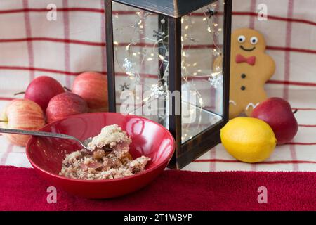Copieux bol de pudding à la rhubarbe et au crumble aux pommes en hiver Banque D'Images