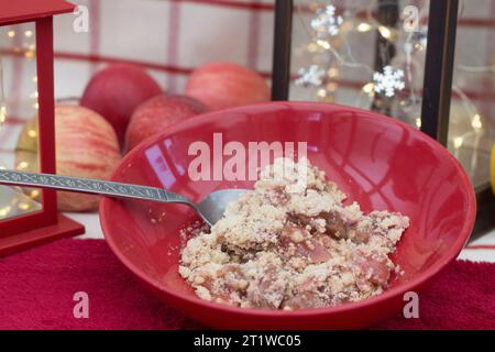 Un bol de pudding crumble aux pommes et à la rhubarbe Banque D'Images