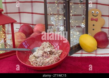 Portion tentante de pudding crumble aux pommes et à la rhubarbe pour l'hiver Banque D'Images