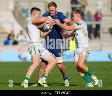 Eccles, Royaume-Uni. 15 octobre 2023. DaN du Preez #8 de sale Sharks Runs at Tommy Freeman #14 de Northampton Saints et fin Smith #10 de Northampton Saintspendant la Gallagher Premiership Match sale Sharks vs Northampton Saints at AJ Bell Stadium, Eccles, Royaume-Uni, le 15 octobre 2023 (photo de Steve Flynn/News Images) à Eccles, Royaume-Uni le 10/15/2023. (Photo Steve Flynn/News Images/Sipa USA) crédit : SIPA USA/Alamy Live News Banque D'Images