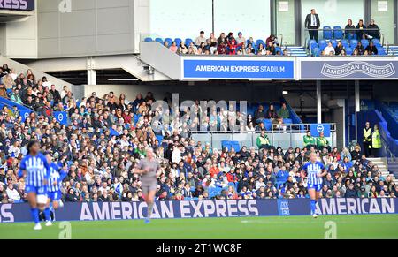 Brighton UK 15 octobre 2023 - la foule qui regarde le match de football Barclays Women's Super League entre Brighton & Hove Albion et Tottenham Hotspur à l'American Express Stadium (usage éditorial seulement) : Credit Simon Dack /TPI/ Alamy Live News Banque D'Images