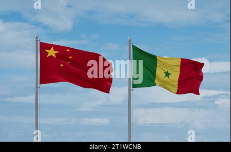 Drapeaux de la République du Sénégal et de la Chine agitant ensemble dans le vent sur un ciel nuageux bleu, concept de relation entre deux pays Banque D'Images