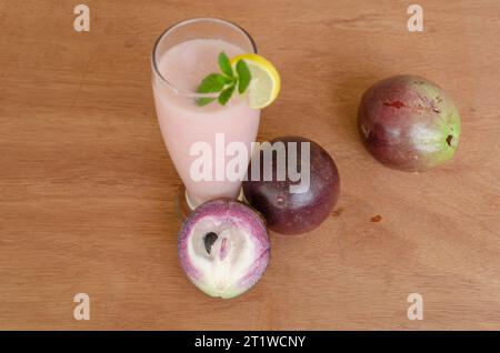 Verre de jus de pomme étoile sur table en bois Banque D'Images