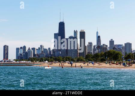 Plage du lac Michigan avec horizon de la ville de Chicago en arrière-plan, Chicago, Illinois, États-Unis Banque D'Images