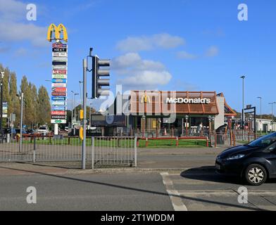 Restaurant McDonald's Drive-Through, Leckwith Retail Park, Cardiff South Wales, 2023 Banque D'Images