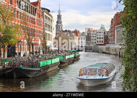 Croisière en bateau dans le canal à Amsterdam avec des vélos et paysage de la ville vu du pont par le marché inférieur Banque D'Images