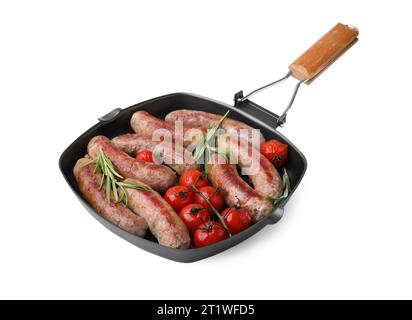 Poêle grillée avec de savoureuses saucisses maison, romarin et tomates sur fond blanc Banque D'Images